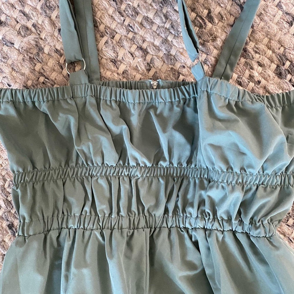 Stylish Green Jumpsuit NWOT - Picture 4 of 6